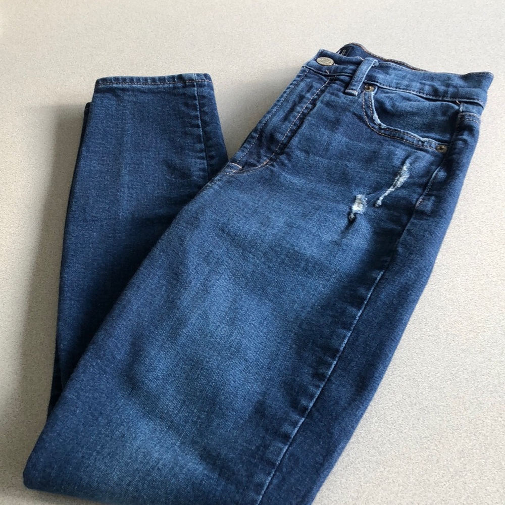 GAP Woman’s Slightly Washed & Distressed Denim Skinny Blue Jeans.